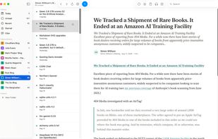 The main window: subscriptions in the sidebar, the unread list in the middle, and the full article on the right.