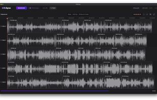 Syncing in progress: KlikSync reads the audio of every camera and microphone, draws the waveforms on each clip and shows the progress at the bottom.