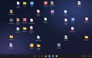 Before MasDesk: the same desktop, with icons scattered everywhere.