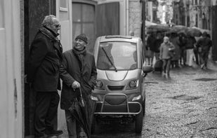 Critique with highlighted regions on a street photograph