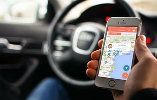 Never arrive late to a customer meeting thanks to the integrated maps.