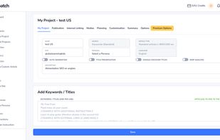 Project creation interface on Skoatch, where the user sets up the parameters for a batch of SEO articles (site, persona, language, article type, titles, keywords, Discover/SERP options) before launching automatic generation.