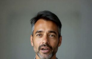 A final-round interview in progress. The interviewer answers in real time and stops the moment you speak.