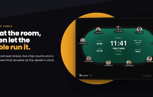 The table view on a tablet: seats, chip counts and the round clock on the felt.